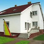 Comfy Lakeside House With Private Garden Дом отдыха