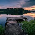 Comfy Lakeside House With Private Garden Иньско
