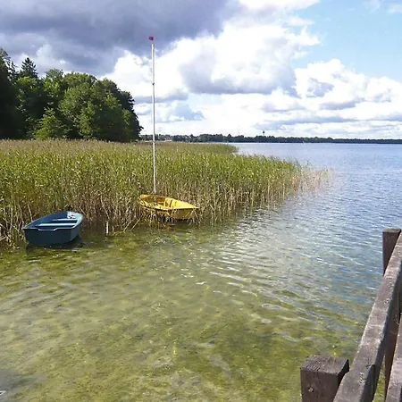 Comfy Lakeside House With Private Garden Дом отдыха Иньско
