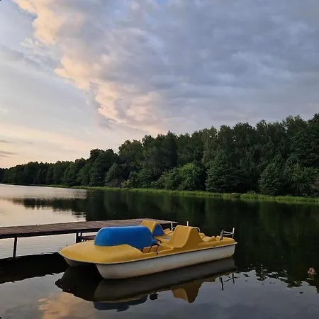 Dom wakacyjny Comfy Lakeside House With Private Garden *