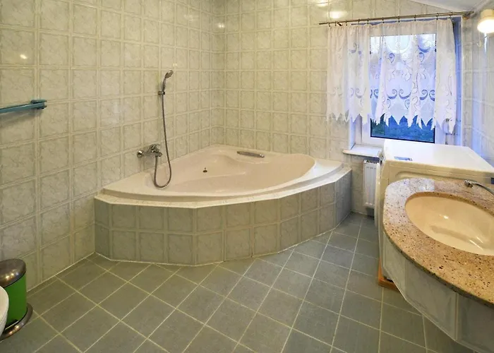 Comfortable Lakeside House, Private Garden *